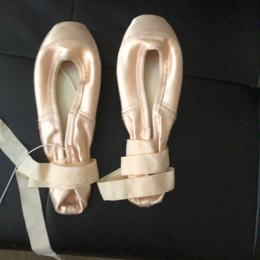 Girl’s point shoes
